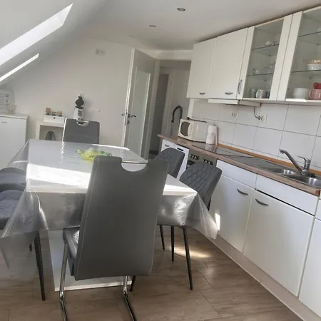 Mit Sonnenterasse 公寓